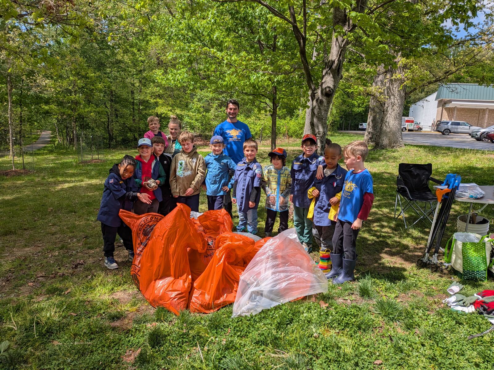 Pack 209 Cub Scouts volunteering together